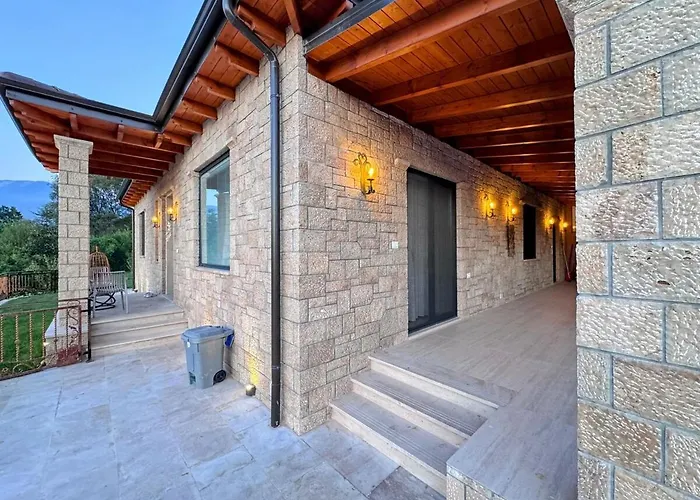 Garden & Pool Villa Tirana