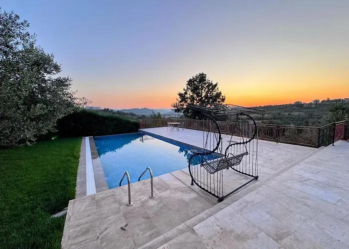 Garden & Pool Villa Tirana
