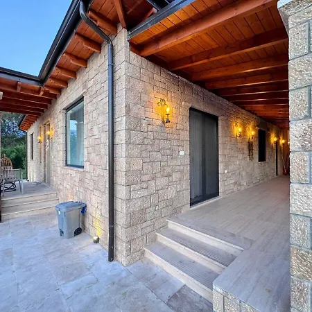 Garden & Pool Villa Tirana