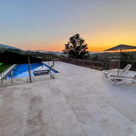 Villa Garden & Pool