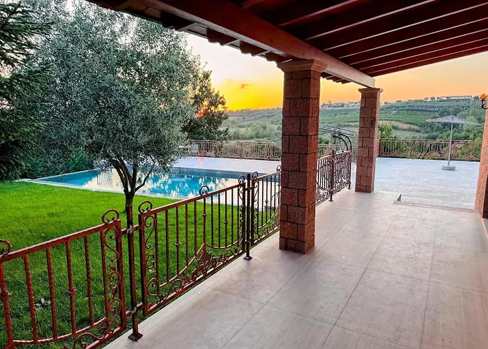 Villa Garden & Pool