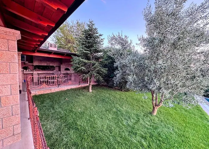 Villa Garden & Pool