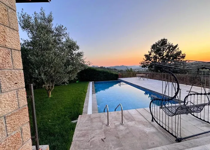 Garden & Pool Villa Tirana