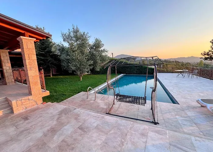 Villa Garden & Pool